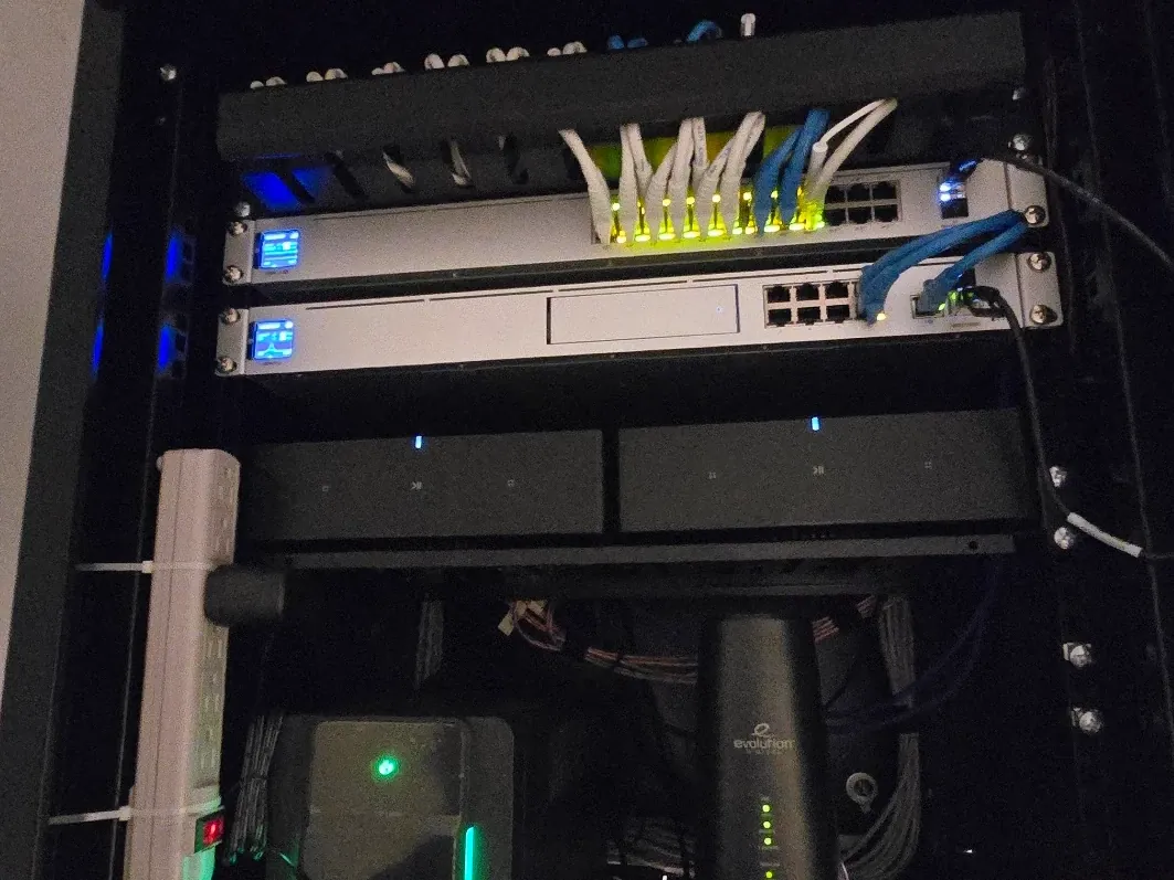 Gabinete de red con patch panel, switches con puertos encendidos y cableado organizado
